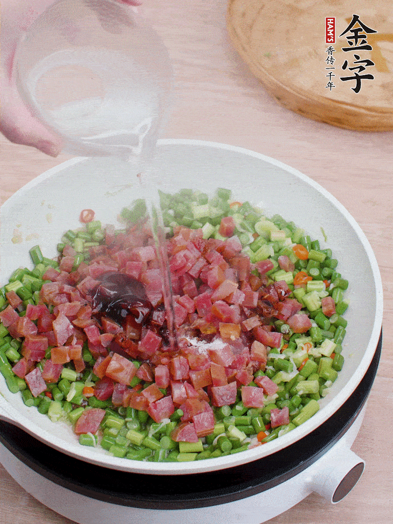 放香腸丁、1勺老抽、1勺蠔油、1/3勺白糖、少許清水炒至斷生。