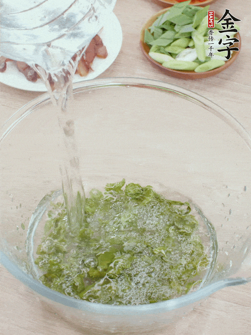 萵筍干溫水泡2小時(shí)，青紅辣椒切圈，姜切片，青蒜斜切段。