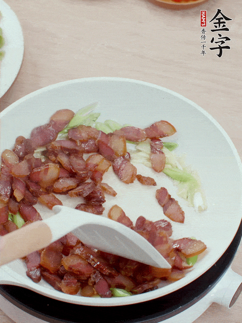 鍋中少許油，姜、蒜白爆香，下臘肉煸出油脂。