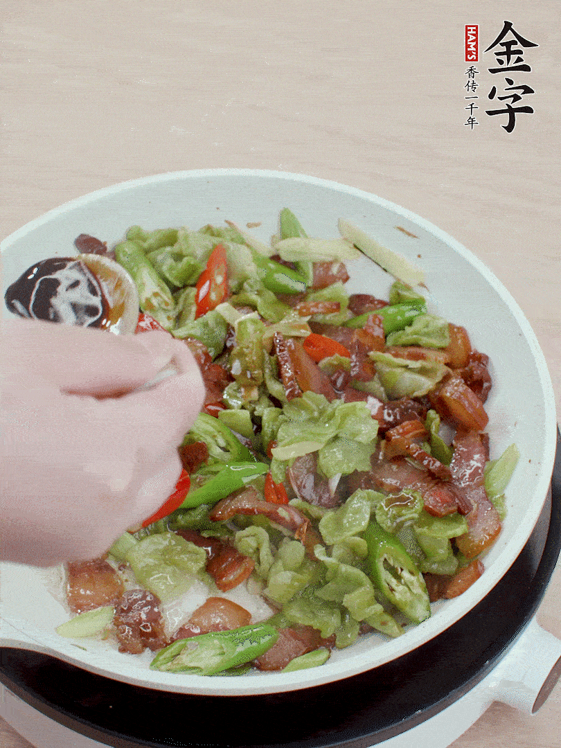 2勺生抽調(diào)味，最后撒蒜葉。