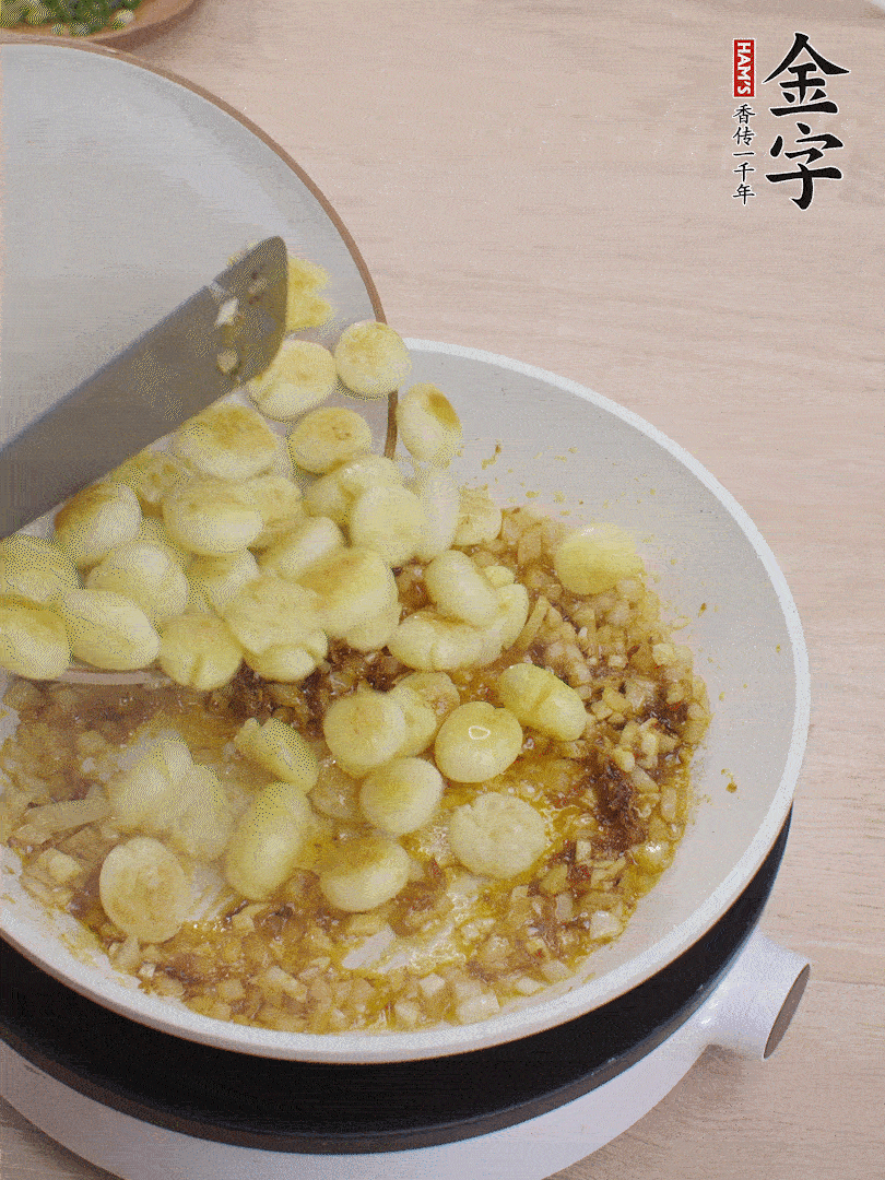 下小土豆翻炒均勻。