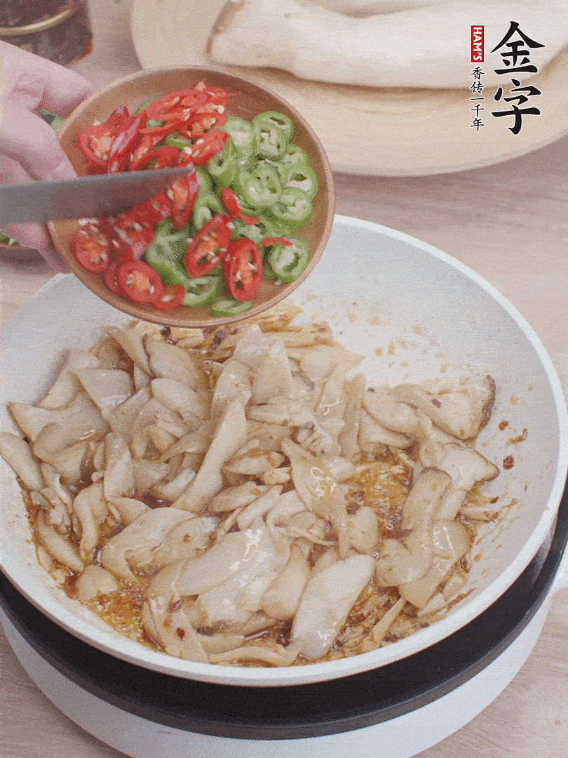 下杏鮑菇、青紅辣椒炒出香味。