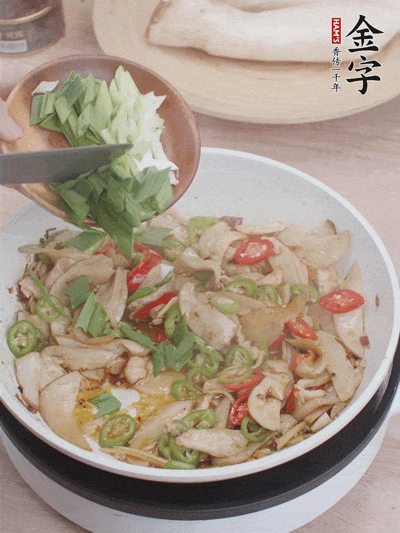 淋少許料酒、最后放大蒜葉。