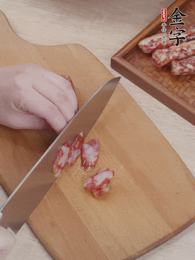 金字香腸斜切片，芹菜切段，小洋蔥切絲，綠菜椒切小塊。