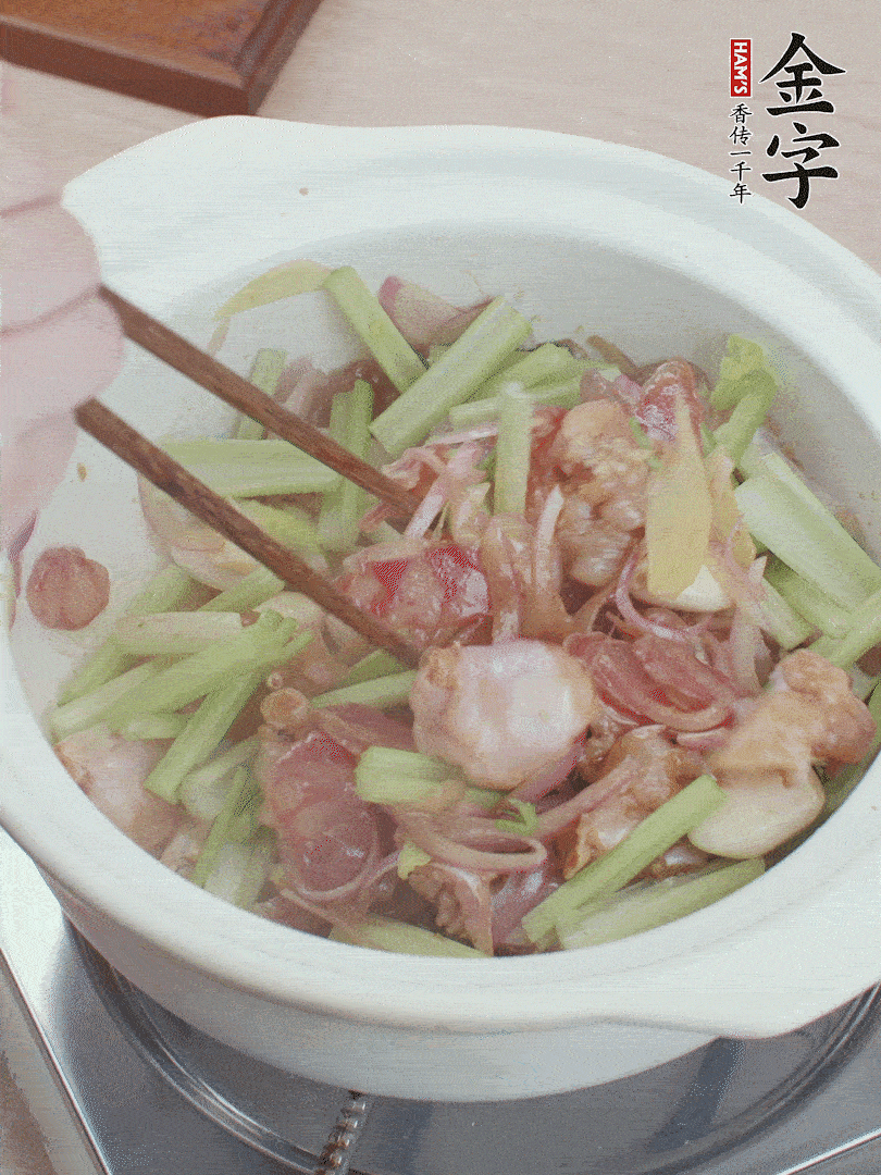 下牛蛙、芹菜、香腸翻炒。