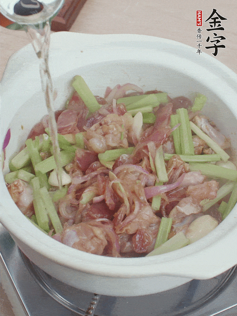 牛蛙變色后，淋點(diǎn)啤酒，加蓋后調(diào)小火燜10分鐘。