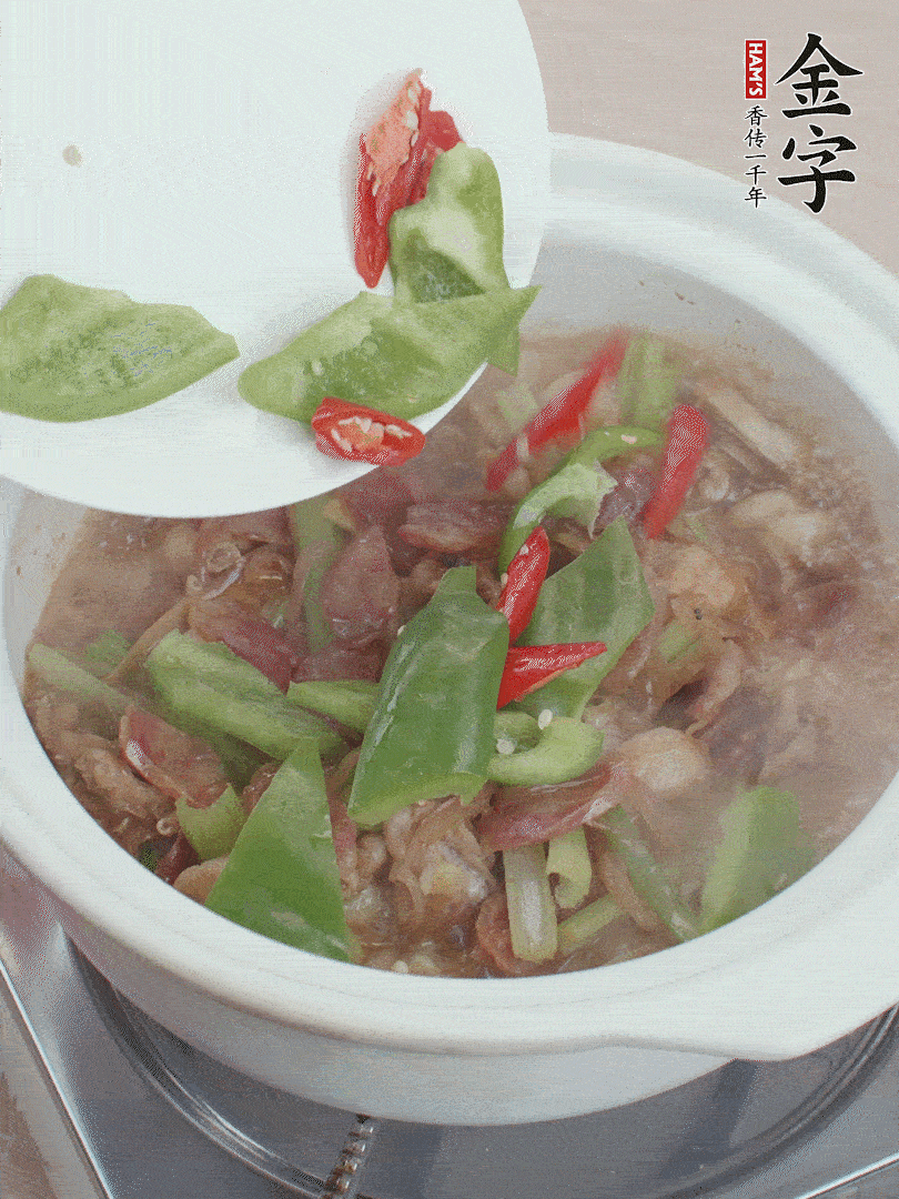 下綠菜椒，翻炒1分鐘。