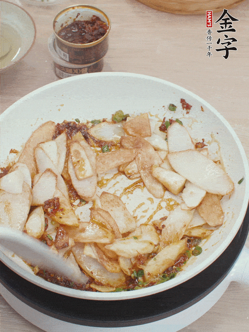 下山藥炒勻，撒蔥花。