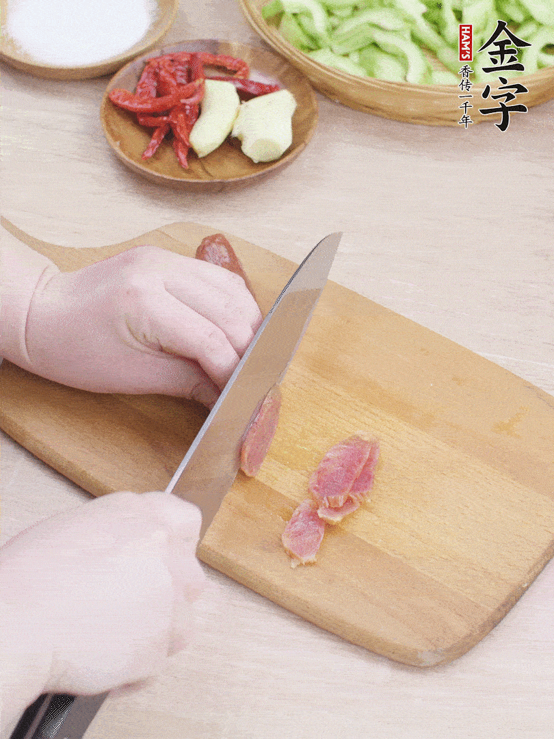 金字土香腸水煮10分鐘，切薄片。