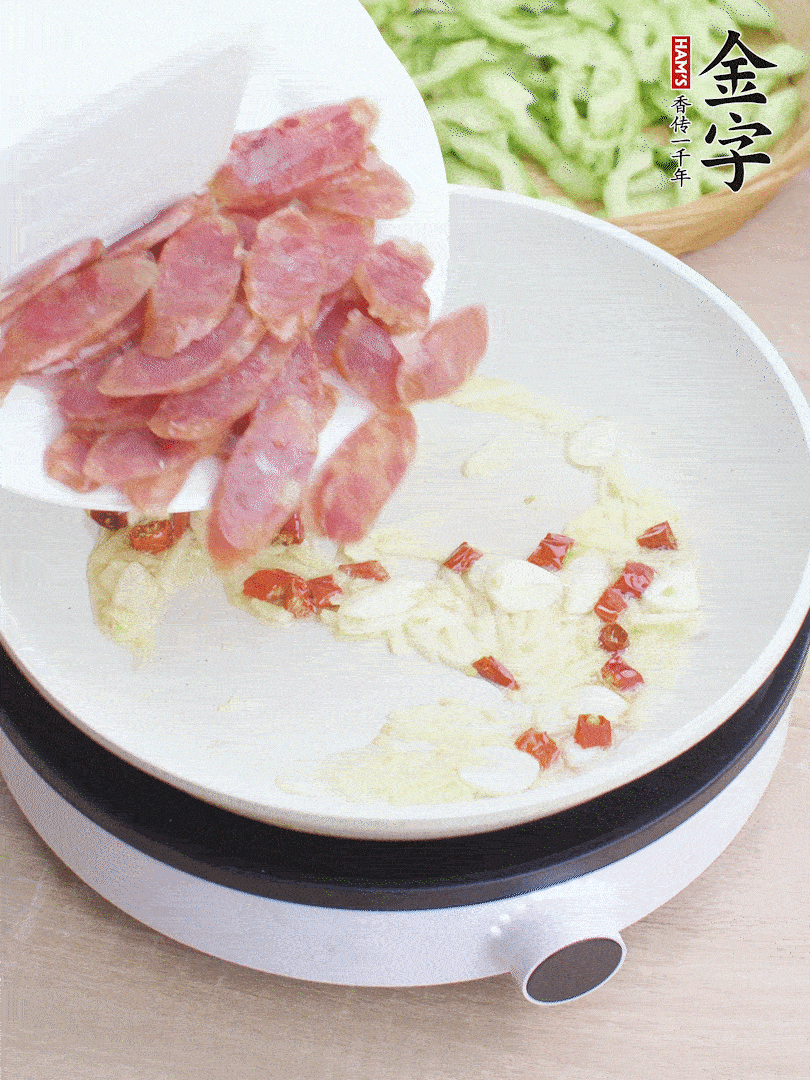 油5成熱時，姜、蒜、辣椒爆香。