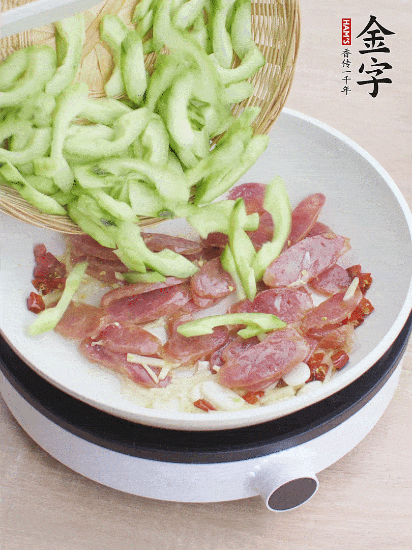 下香腸煸出油脂，放黃瓜翻炒。