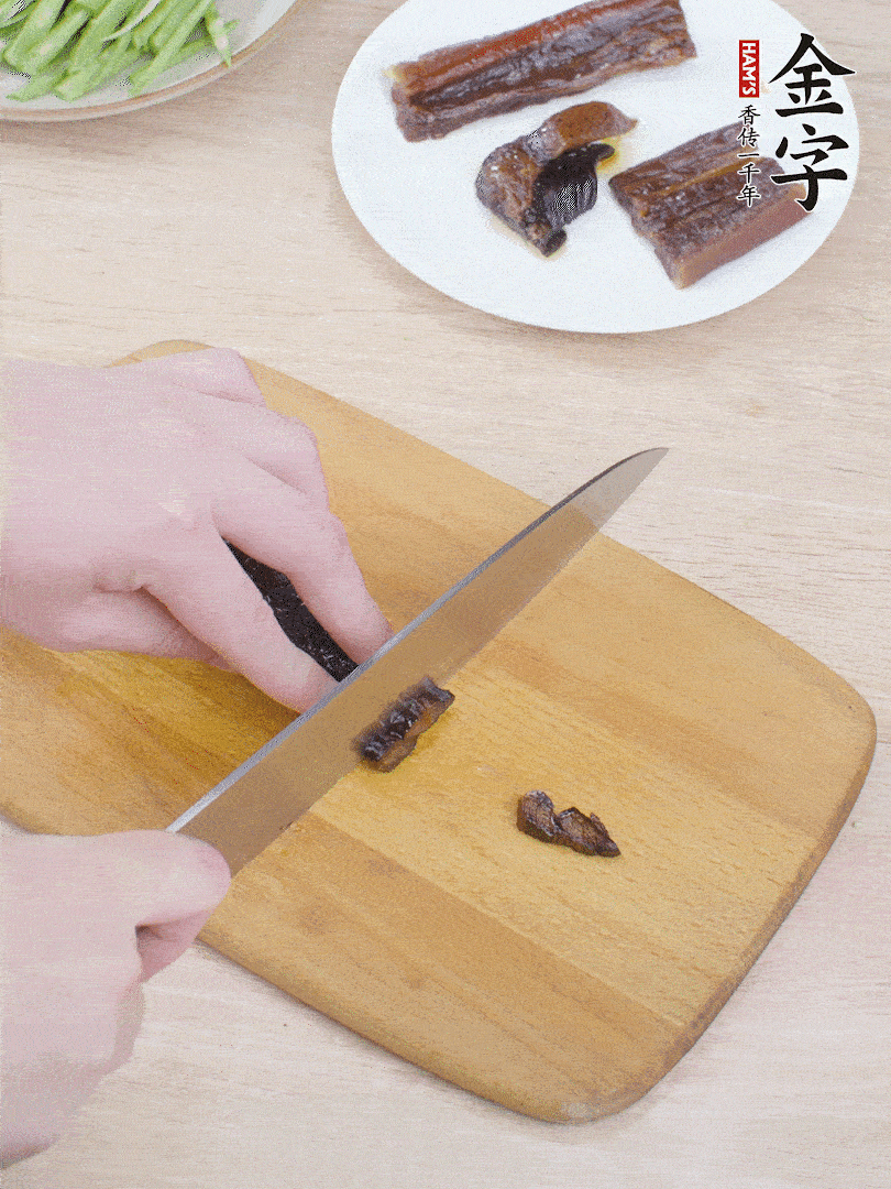 提前煮好的金字醬油肉切片。
