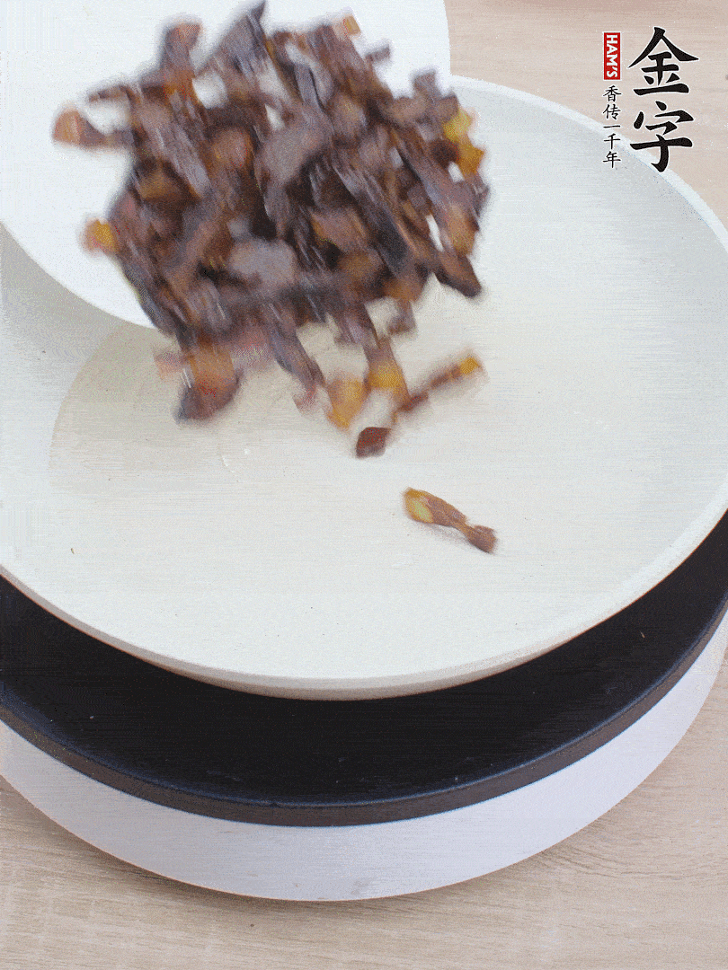 油熱倒醬油肉，編出香味。