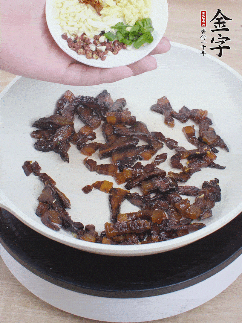 下蔥姜蒜、干辣椒、花椒粒炒香。