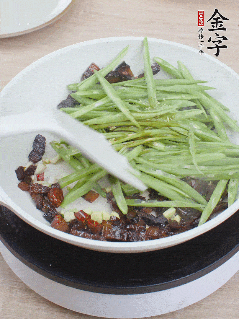 下豆角，生抽、雞精調(diào)味，炒到斷生。