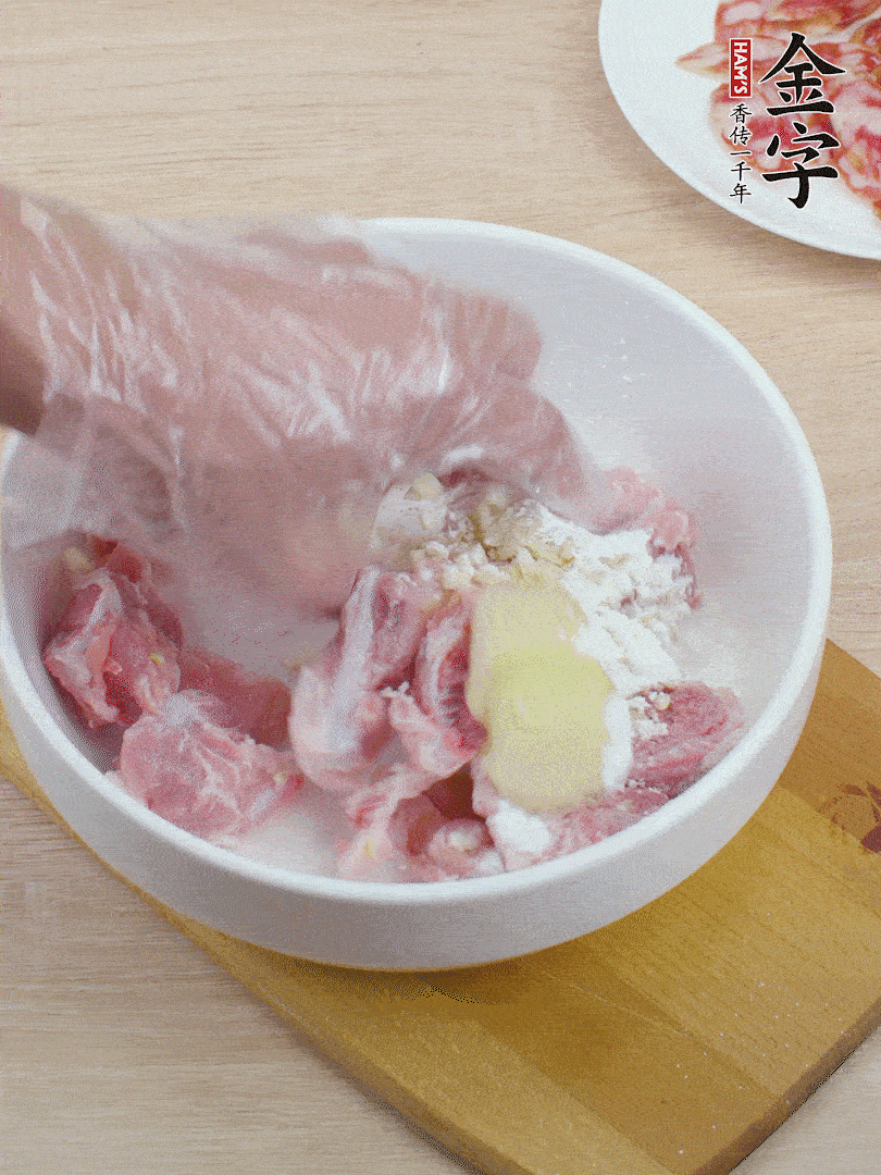 洗凈的小排，加鹽、姜、蒜末、淀粉、胡椒粉抓勻，腌制15分鐘。