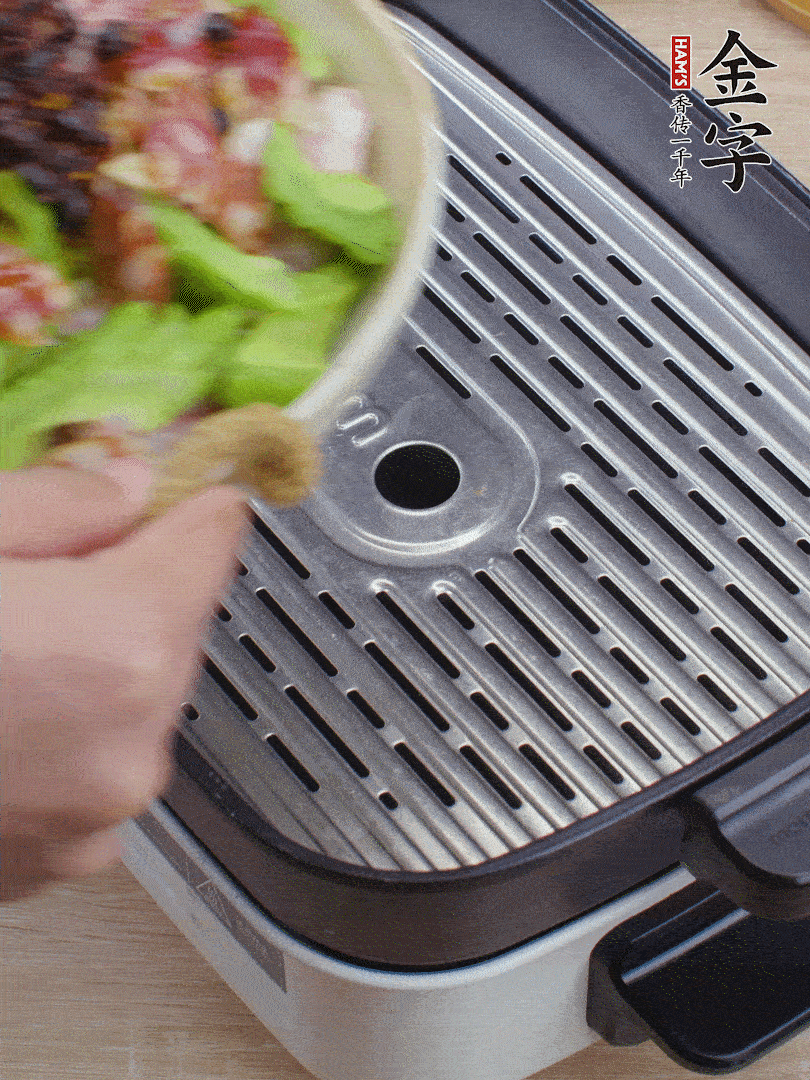 小排、苦瓜、香腸依次碼入，撒上豆豉蒸25分鐘。