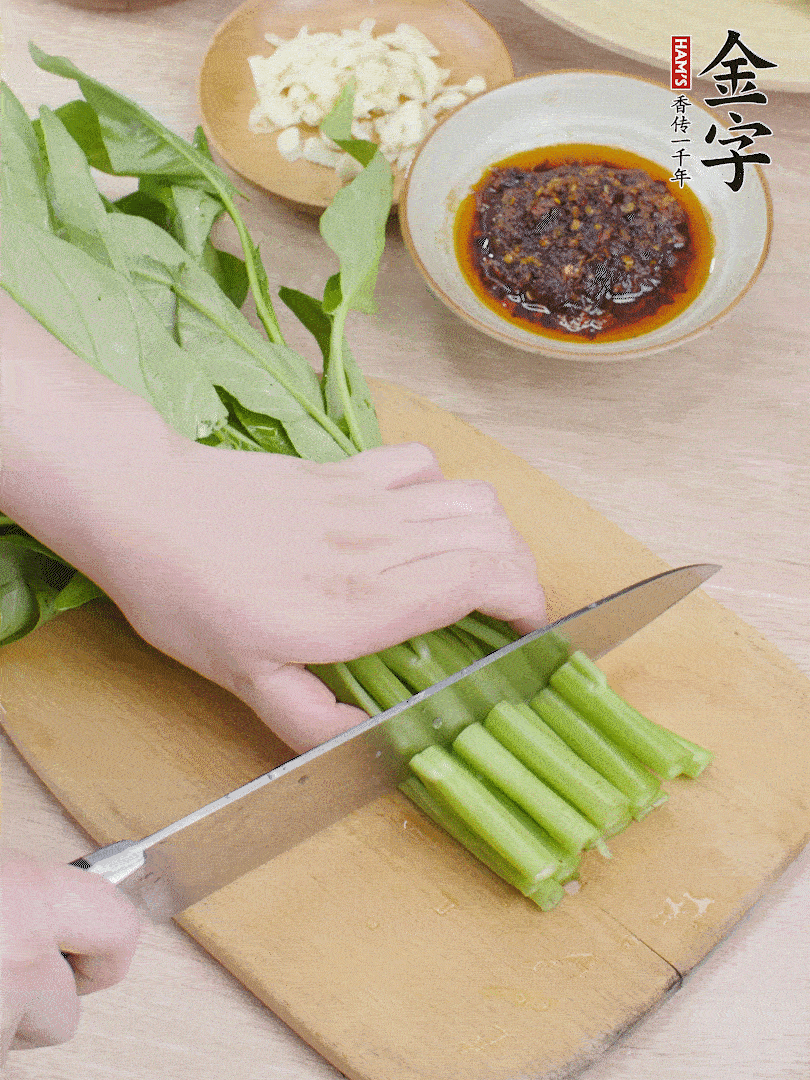 空心菜切段，大蒜拍碎切末。