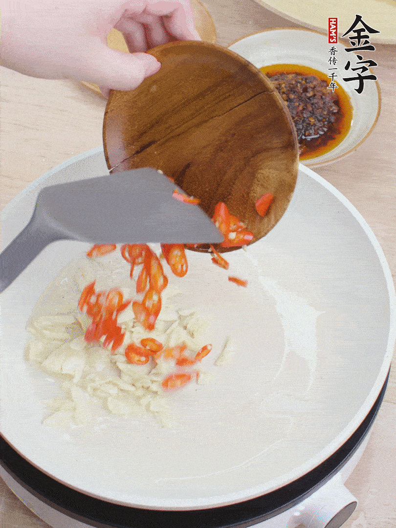 油熱煸香蒜末、辣椒。