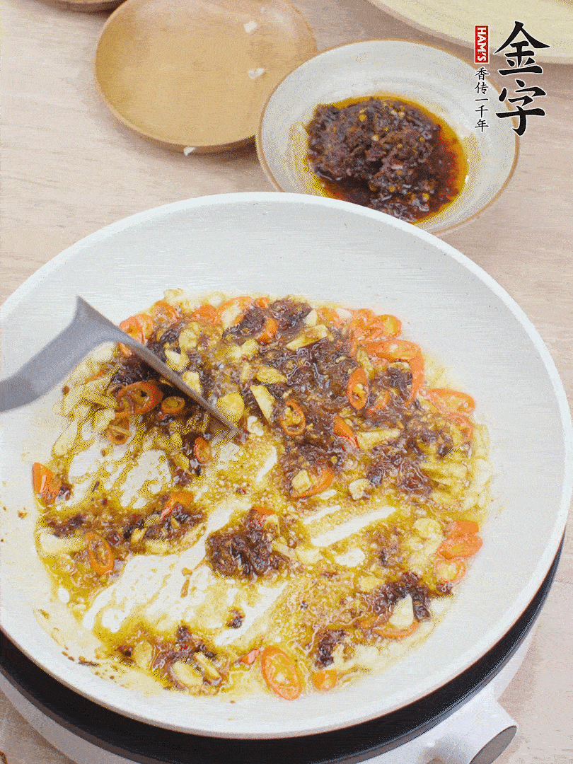 金字火腿干貝醬1勺翻炒均勻。