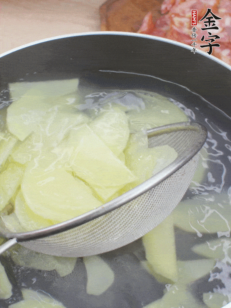 土豆去皮切片，汆燙1分鐘。香腸切薄片。