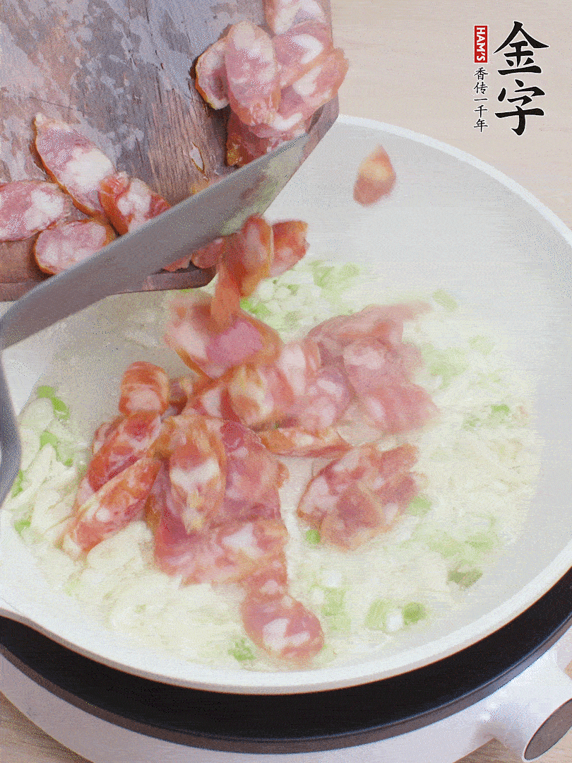 油5成熱，蒜末、蔥白爆香，下香腸炒出香味。