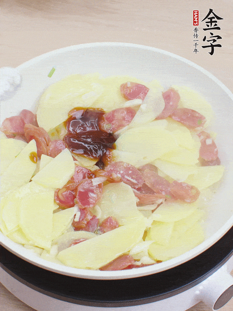 下土豆片，1勺生抽、1勺蠔油、1/3勺鹽、1/3勺糖炒至入味。