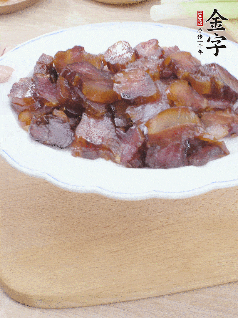 金字醬油肉水煮15分鐘，切薄片。