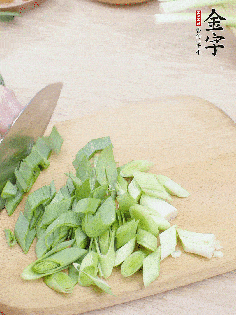 青蒜切段。（蒜白可以拍一下，再斜著切）