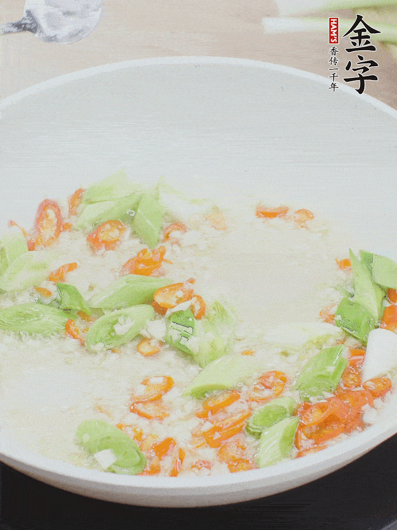 油5成熱時(shí)，下蒜末、辣椒、蒜白煸炒。