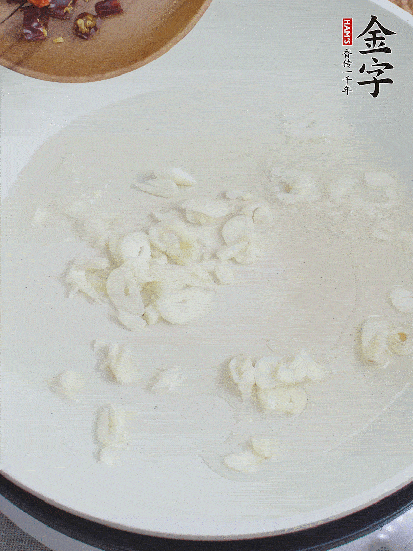 藕去皮，切成1cm見方的丁，放入清水浸泡。美人椒切圈。蒜切成末。