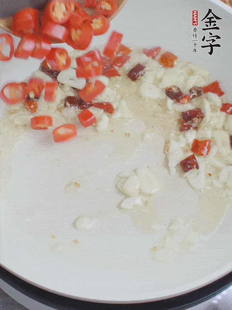 油6成熱，下蒜末、干紅辣椒煸炒，出香味后再放美人椒、香腸。