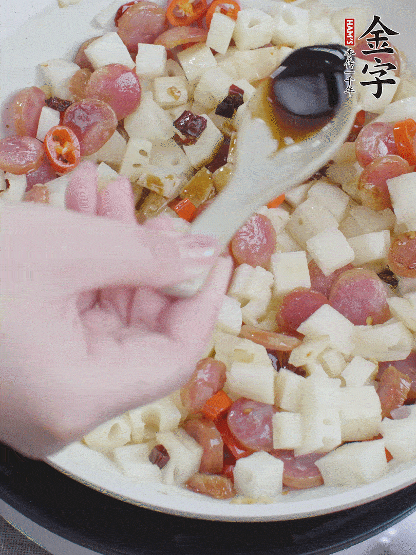 下藕丁，加生抽、香醋、白糖、鹽翻炒均勻。