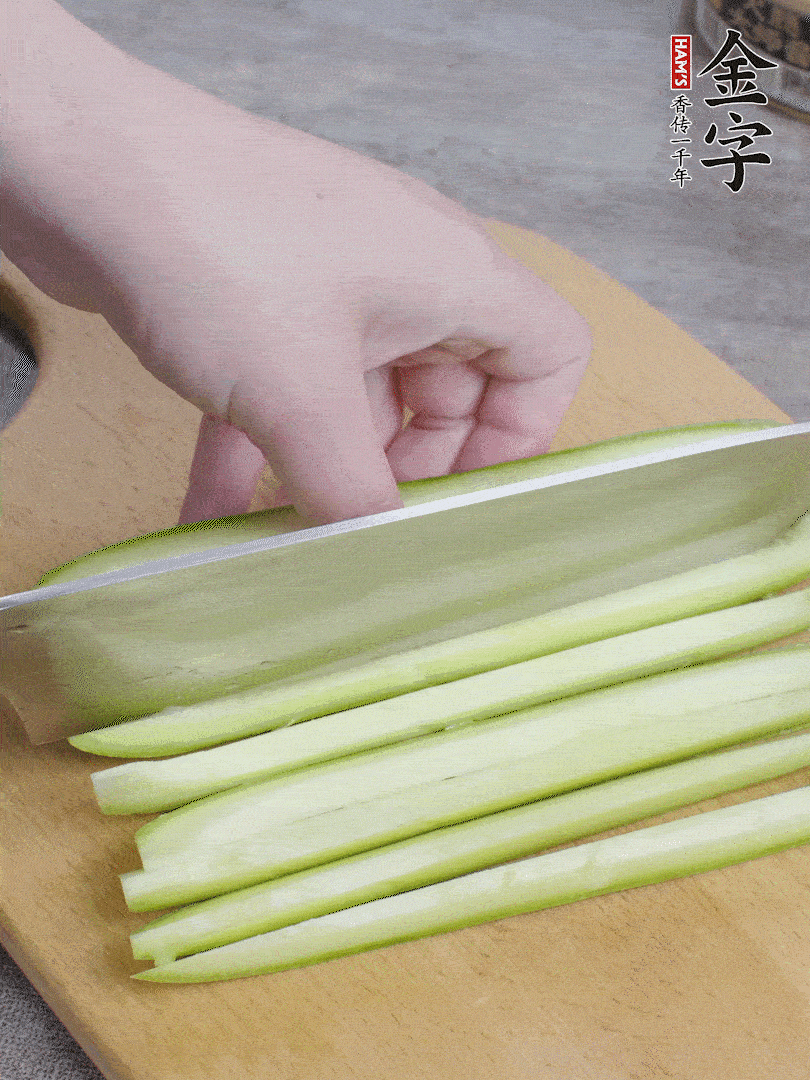 西葫蘆對(duì)半切，去瓤切條。