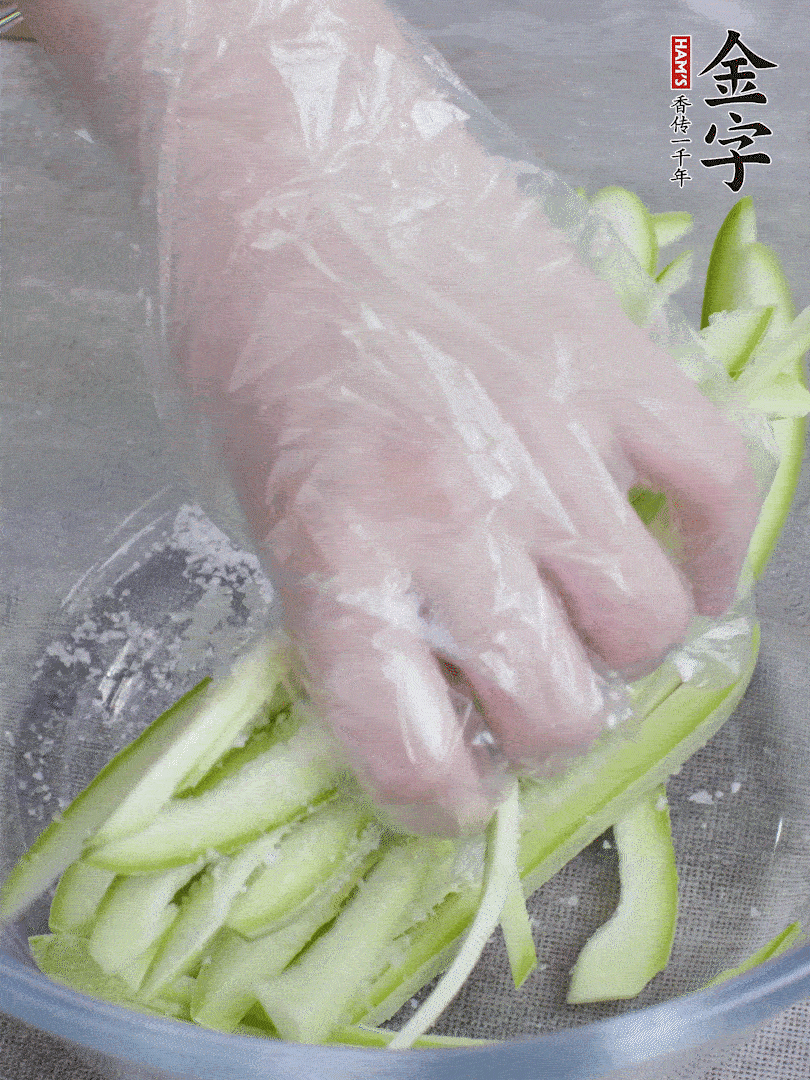 加鹽腌制15分鐘，清洗后擠干水份。