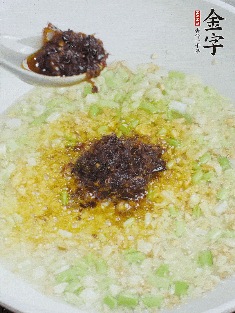 下蔥姜、1大勺金字火腿大師醬爆香。