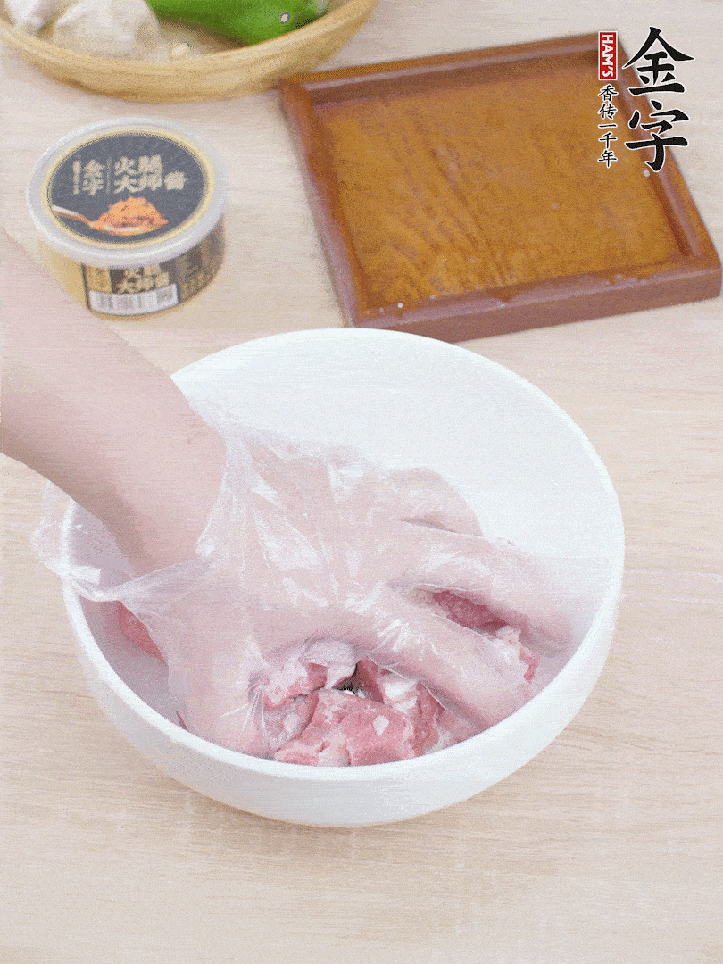 豬小排，加1勺料酒、1勺蠔油、1/3勺白胡椒粉、淀粉，抓拌均勻腌漬30分鐘。青椒去蒂去籽切塊。洋蔥去皮切塊。