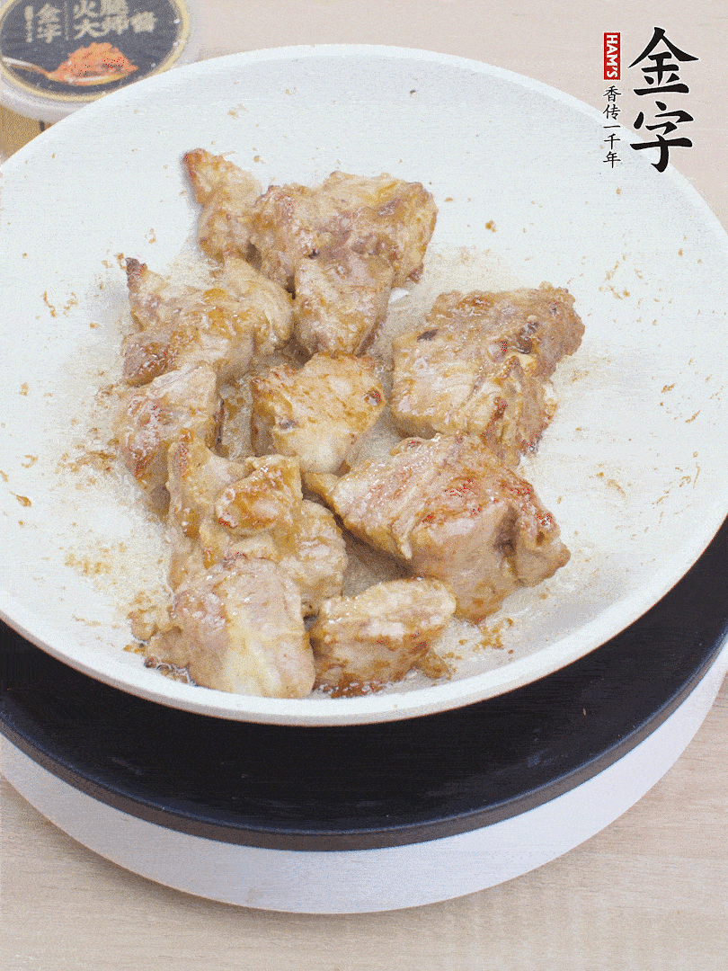 油4成熱，下小排煎炒至邊緣微微發(fā)焦。