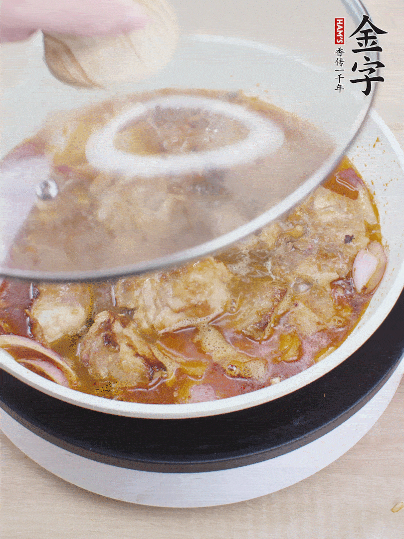 下小排翻炒，加1勺生抽、1點(diǎn)白砂糖和少許水燜2分鐘。