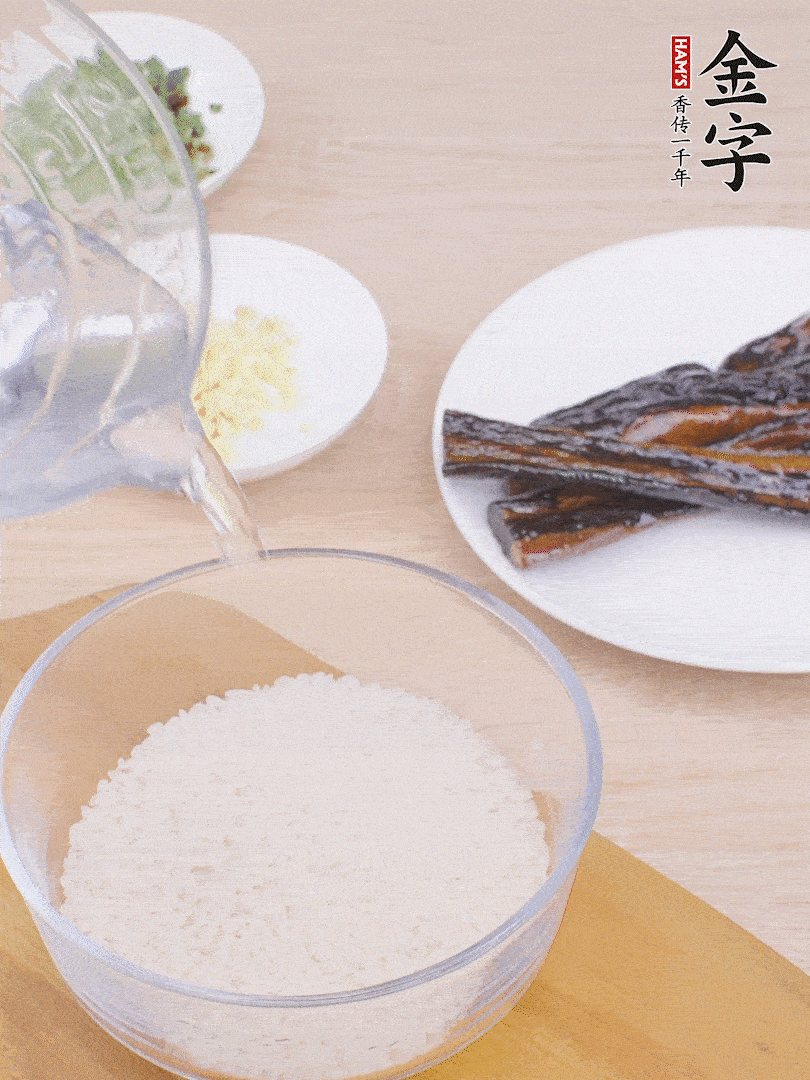 大米提前用清水浸泡1小時(shí)。