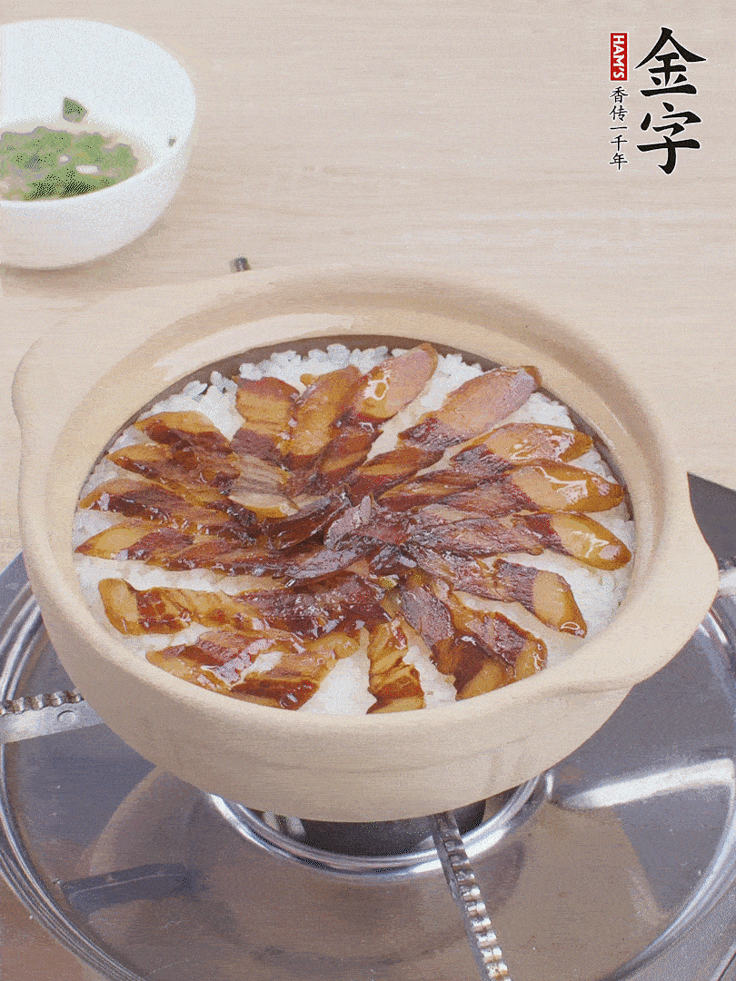 快收水時(shí)，鋪醬油肉，鍋邊淋點(diǎn)油，轉(zhuǎn)動(dòng)砂鍋，燜煮2分鐘。