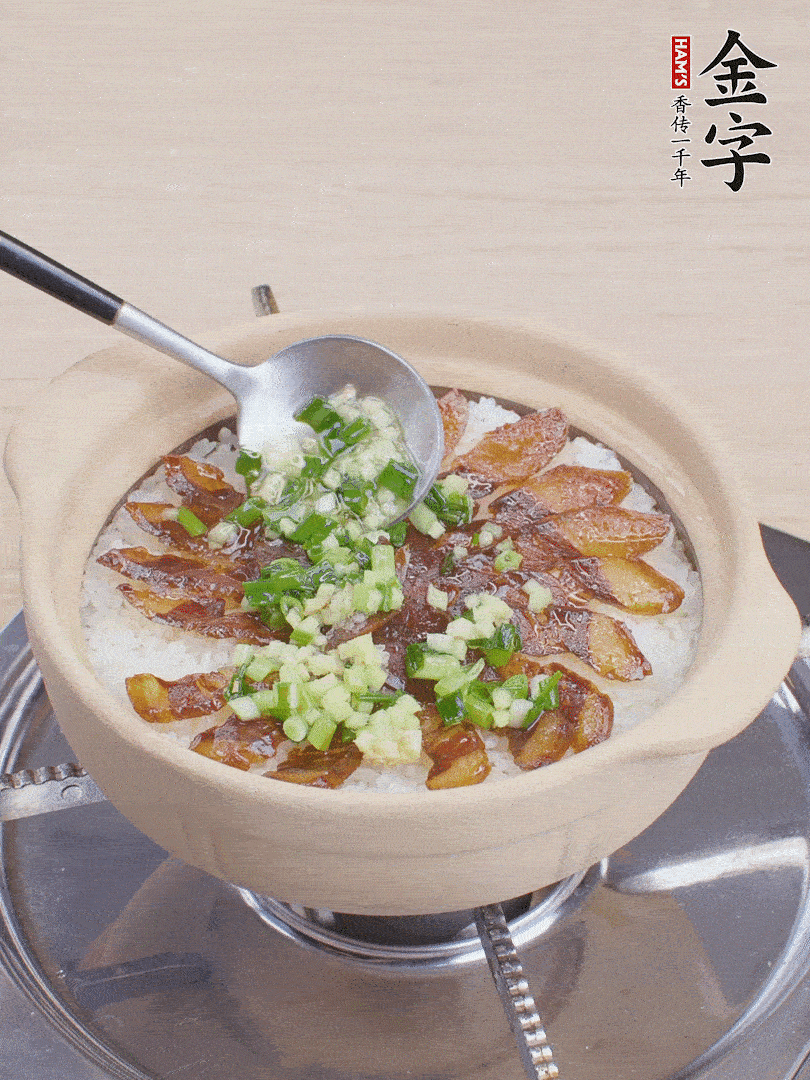 倒蔥姜醬再燜1分鐘。（也可以淋點(diǎn)生抽）