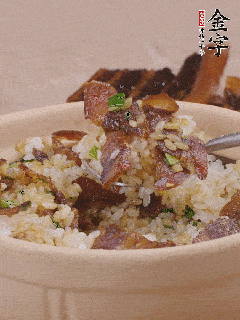 揭蓋后撒點(diǎn)蔥花裝飾，趁熱拌勻。