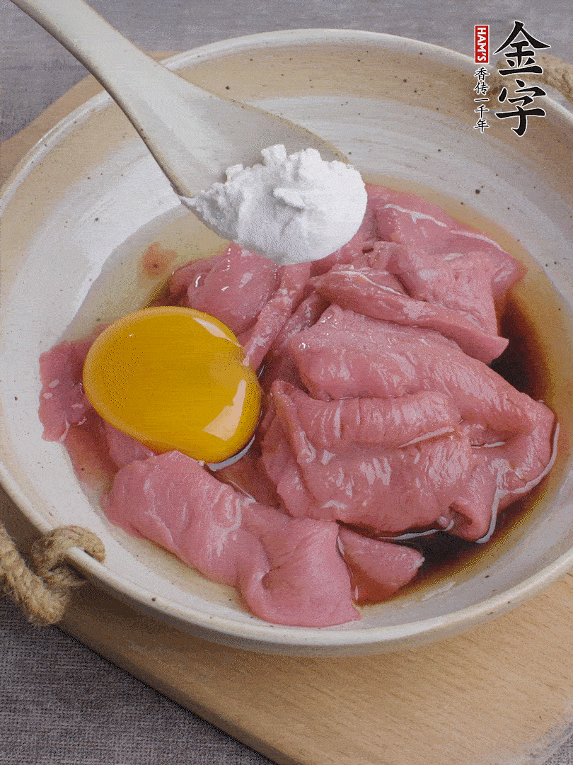 牛肉切片，雞蛋1個(gè)、水2勺、料酒1/2勺、生抽1/2勺、生粉1勺腌15分鐘。