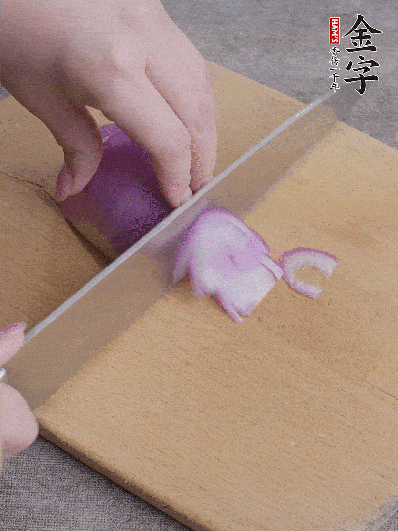 洋蔥切絲、蔥切段。