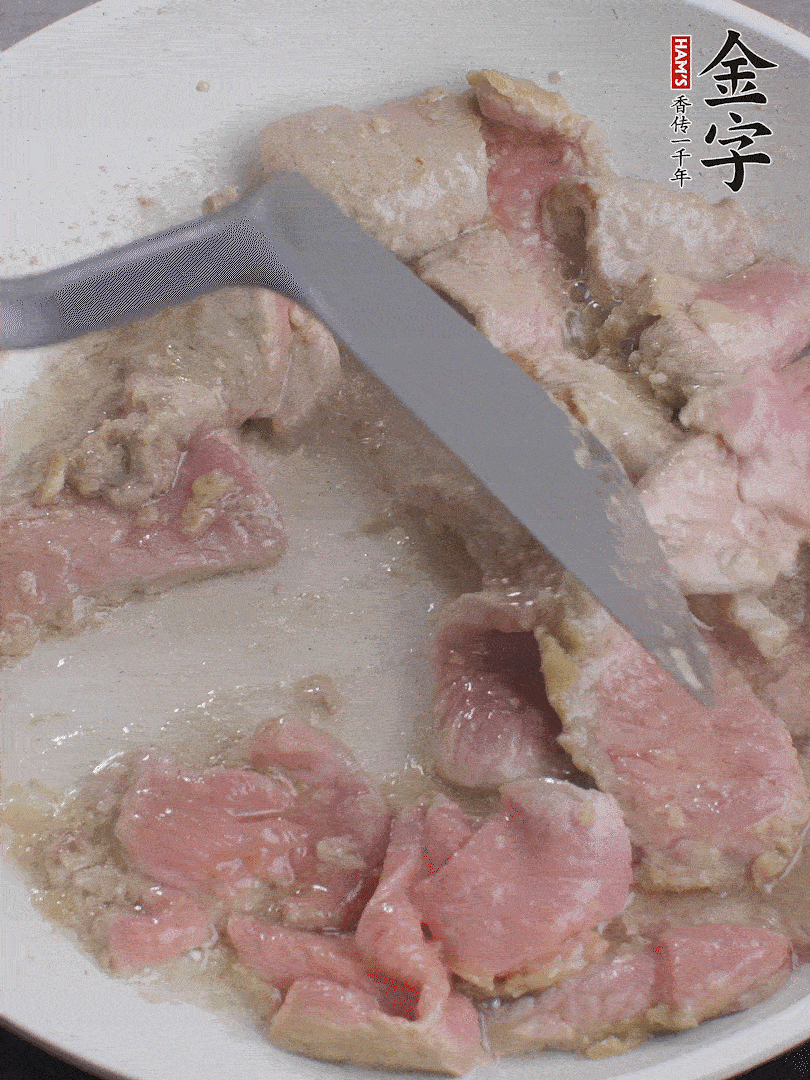 鍋中少油，下牛肉炒至變色。（盛出來(lái)）