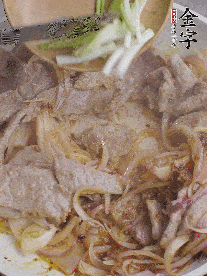 下牛肉、蔥段快炒。