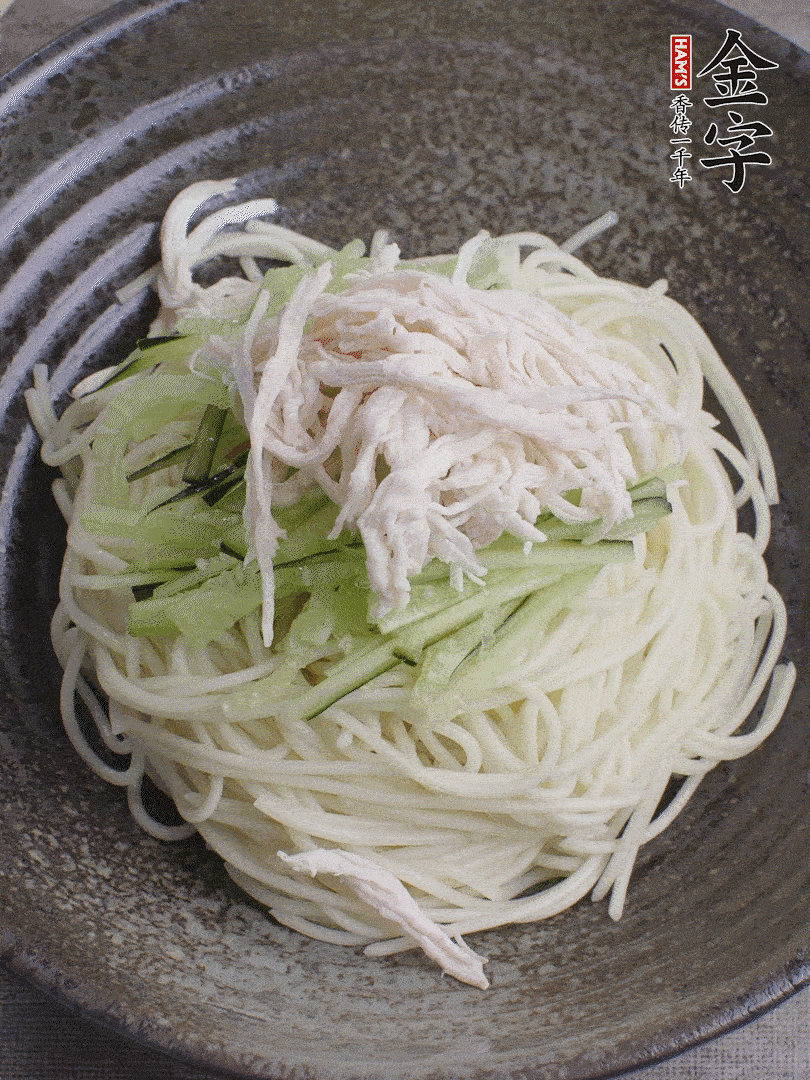 堿水面（熟）倒入大碗中，鋪上黃瓜絲、雞絲。