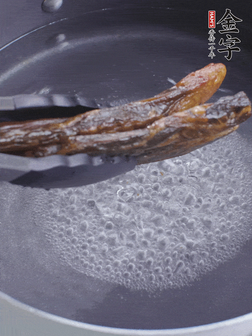 金字醬油肉水煮15分鐘，切薄片。