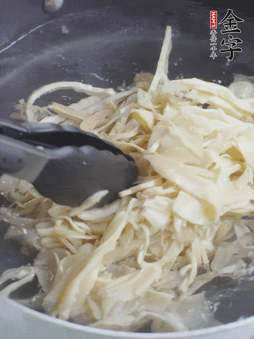 糯米筍焯水1分鐘，過涼水，擠干水份。